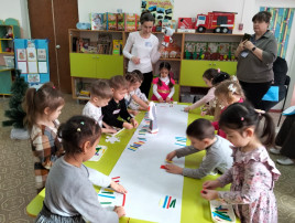 собирают узор на одеяле собирают узор на одеяле.